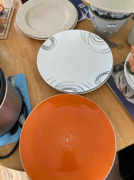 Photo of free Selection of 5 large dinner plates (Gomshall gu5) #2