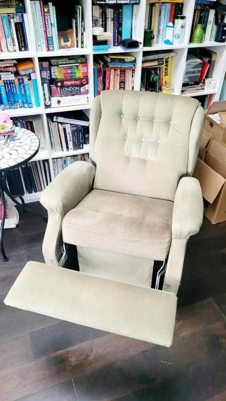 Photo of free 2 super comfy green recliner chairs (Morden (near Ravensbury Park)) #1