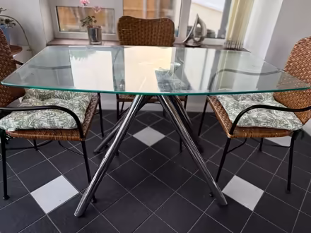 Photo of free Glass dining room table. (Felpham PO22) #1