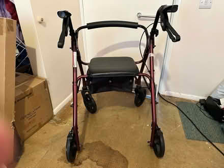 Photo of free Mobility walker with wheels (LU5 5HX) #1