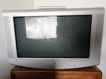 Photo of free Sony Kv-28ls35u 28" CRT TV (Gilesgate DH1) #1