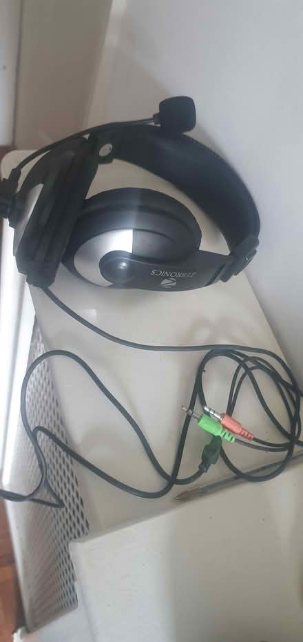 Photo of free Wired headset (Guildford GU2) #1
