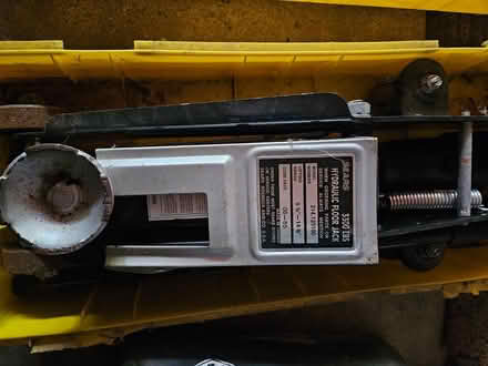 Photo of free hydraulic floor jack (Mount Prospect) #1