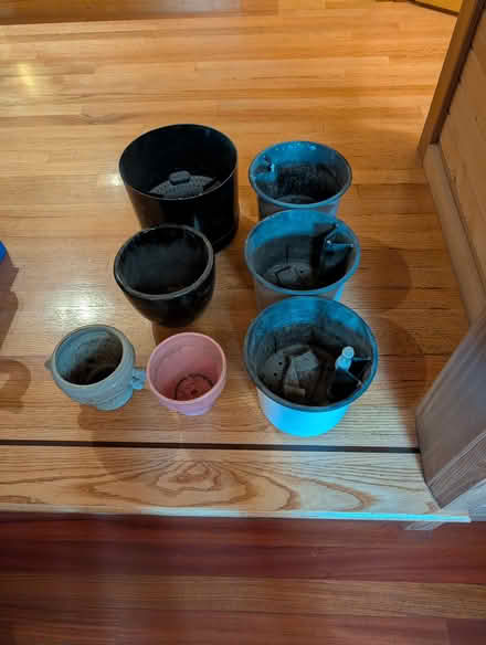Photo of free Pots (West Salem off Bonny Way) #1