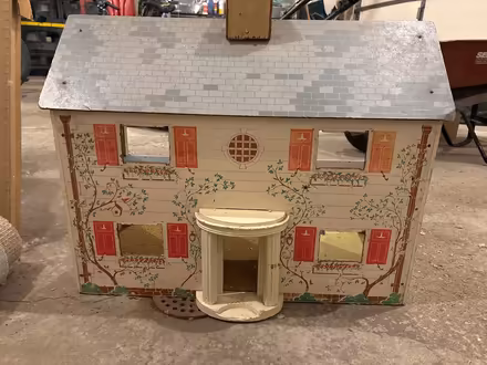 Photo of free Old dollhouse (Deephaven) #2