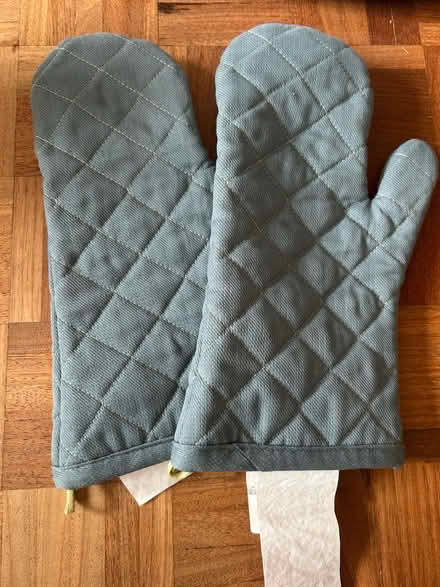 Photo of free Single oven gloves x2 (Hextable BR8) #1