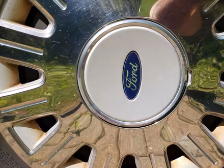 Photo of Ford 2005 Crown Victoria center cap (Near Boot Rd and Country Lane) #1
