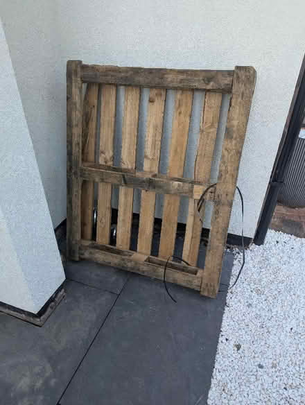 Photo of free Single wooden pallet (Aspley Guise MK17) #1