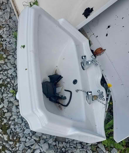 Photo of free Toilet, sink and taps (Penrhyndeudraeth LL48) #1