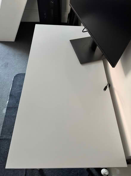 Photo of free White desk (Ealing) #2