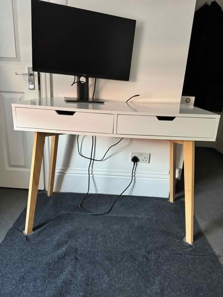 Photo of free White desk (Ealing) #1