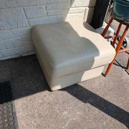 Photo of free cream leather pouffe (mansfield, NG18) #2