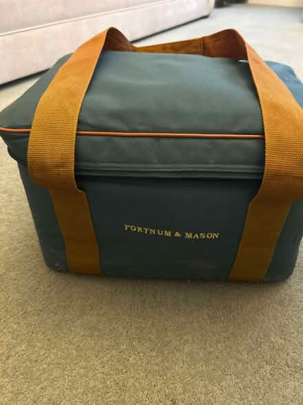 Photo of free Fortnum and Mason insulated picnic bag (De Parys MK40) #3