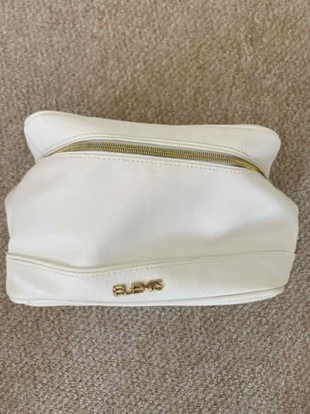 Photo of free Elemis toiletries bag (Blacklands TN34) #1