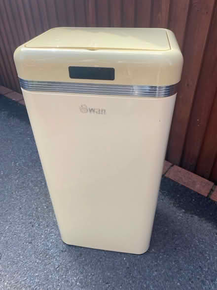 Photo of free Swan bin (Waterlooville PO7) #1