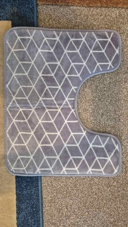 Photo of free Matching loo pedestal and bathroom mats (Abington) #2