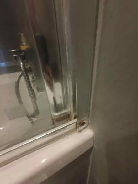 Photo of free Aquadart Glass Folding Shower Door (Welwyn Garden City) #3