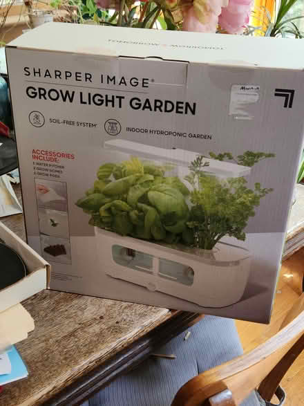 Photo of free grow light indoor hydroponic garden (Cambridge, near Western Ave) #1