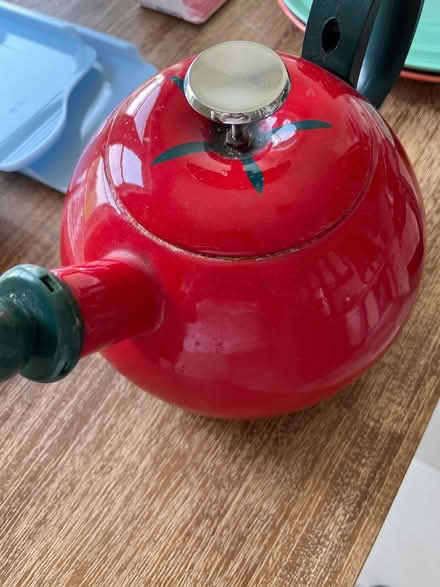 Photo of free old but fun kettle like a tomato (Adams Morgan (20009)) #1