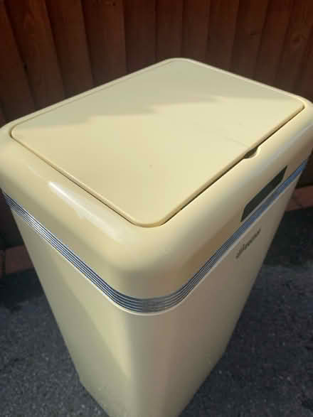 Photo of free Swan bin (Waterlooville PO7) #2