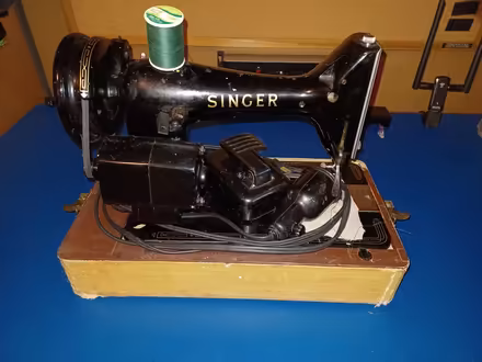 Photo of free Vintage Singer sewing machine #1 (Carlingwood) #1