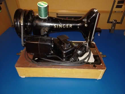 Photo of free Vintage Singer sewing machine #1 (Carlingwood) #1