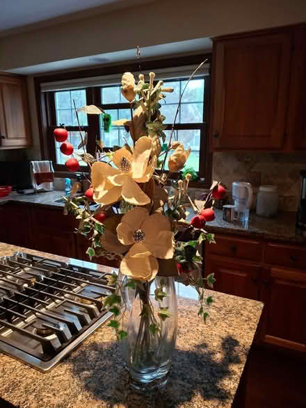 Photo of free Dried flower arrangement/glass vase (Gurnee Mills) #1