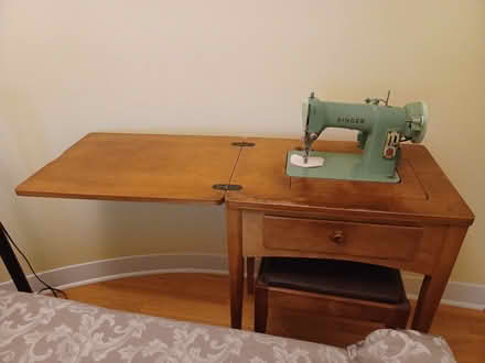 Photo of free Vintage Singer sewing machine #2 (Carlingwood) #2