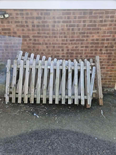 Photo of free Picket fencing. (Ludlow SY8) #1