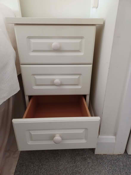 Photo of free small white chest of drawers (Summertown OX2) #1