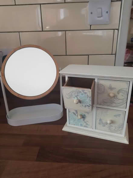 Photo of free tricket box and mirror (S40 Chesterfield) #1