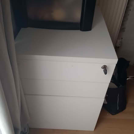 Photo of free 2 white storage cabinets that lock. Both have keys. (Wood Farm OX3) #2