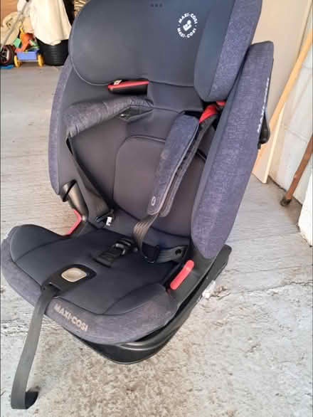 Photo of free Maxi Cosi child seat with top tether and isofix. (Wallington PO16) #2
