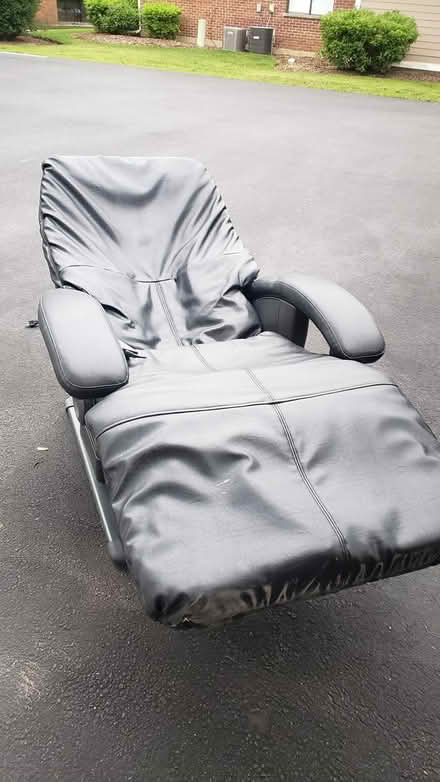 Photo of free massage chair, works well (Near Meacham & Schaumburg rds) #3