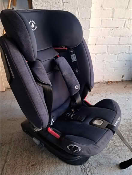 Photo of free Maxi Cosi child seat with top tether and isofix. (Wallington PO16) #1