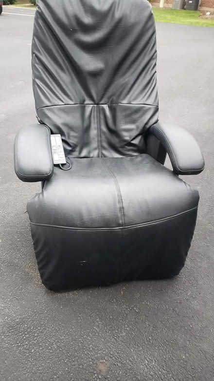 Photo of free massage chair, works well (Near Meacham & Schaumburg rds) #1