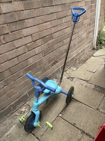 Photo of free tricycle for up to 3-4yrs old, with handhold to push (De Parys MK40) #1
