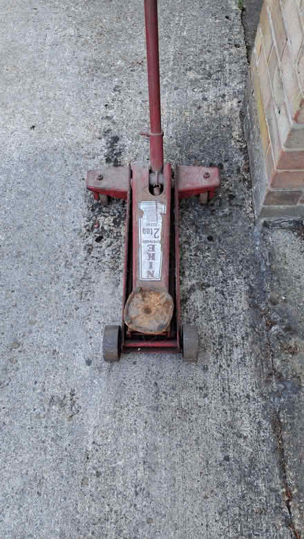 Photo of free Trolley jack (Ardley OX27) #1