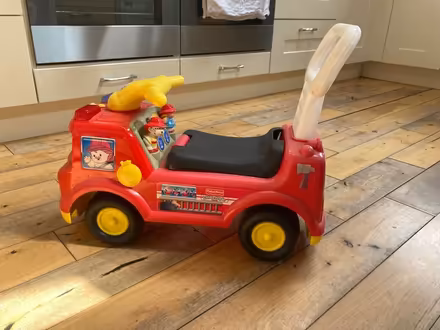Photo of free Child’s ride on fire engine (Earlsfield SW18) #1