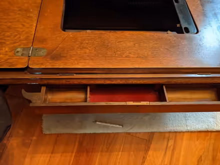 Photo of free Sewing machine topp (leslieville) #3