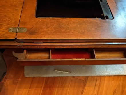 Photo of free Sewing machine topp (leslieville) #3