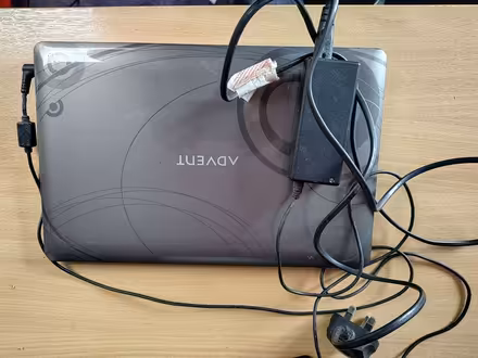 Photo of free old "Advent" net book laptop running Linux (Apley TF1) #1