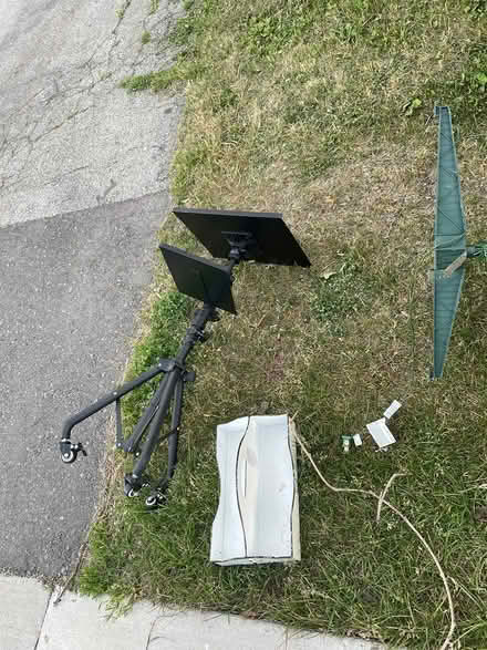 Photo of free Musical? Stand-curb-port credit (l5b) #1