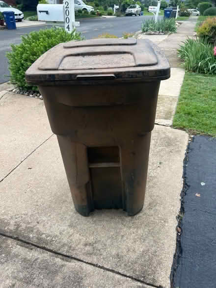 Photo of free 64 gallon trash bin (Swan Terrace & Fort Hunt Rd) #2