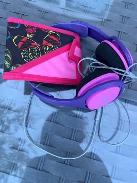 Photo of free Headphones and wallet (MK17) #1
