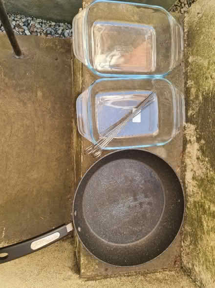 Photo of free 2x Pyrex Dishes + Frying Pan & Kebab Skewers (CT2) #1