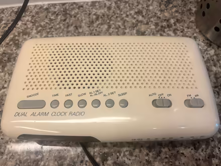 Photo of free Citizen Brand AM/FM Clock Radio (Midtown) #2