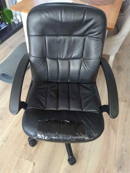 Photo of free Black office swivel chair (DA2) #1