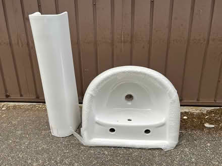 Photo of free pedestal sink, white ceramic (Bromham MK43) #2