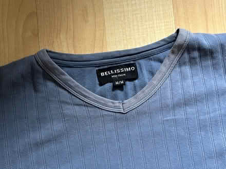Photo of free Men’s medium top tshirt (L5L 5P5) #2